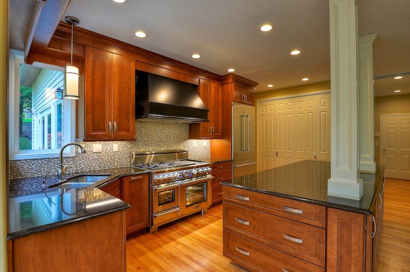 Example of a classic kitchen design in Portland
