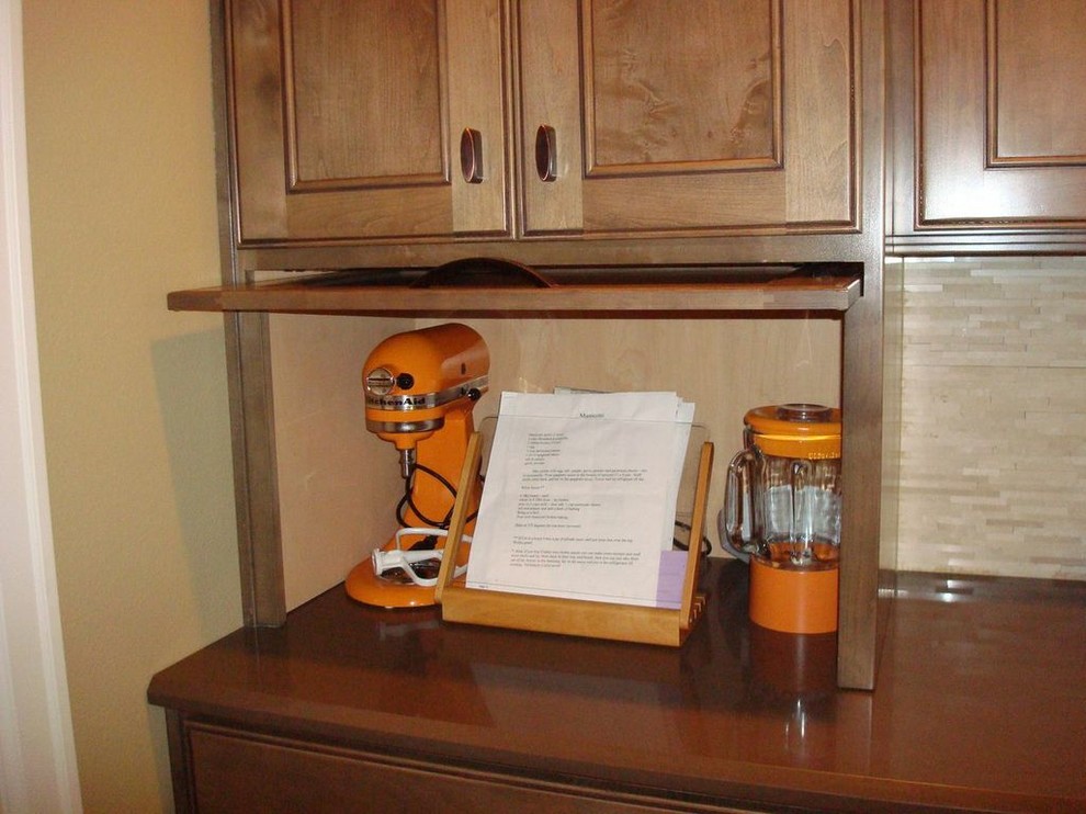 Cette photo montre une cuisine tendance en bois vieilli avec un évier posé, un placard à porte affleurante et un électroménager en acier inoxydable.