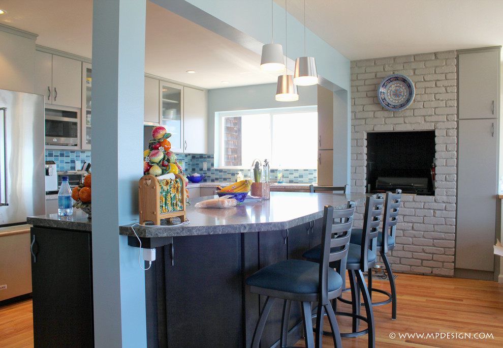 Foto på ett mellanstort funkis kök, med en rustik diskho, släta luckor, grå skåp, bänkskiva i kvarts, blått stänkskydd, stänkskydd i glaskakel, rostfria vitvaror, mellanmörkt trägolv och en köksö