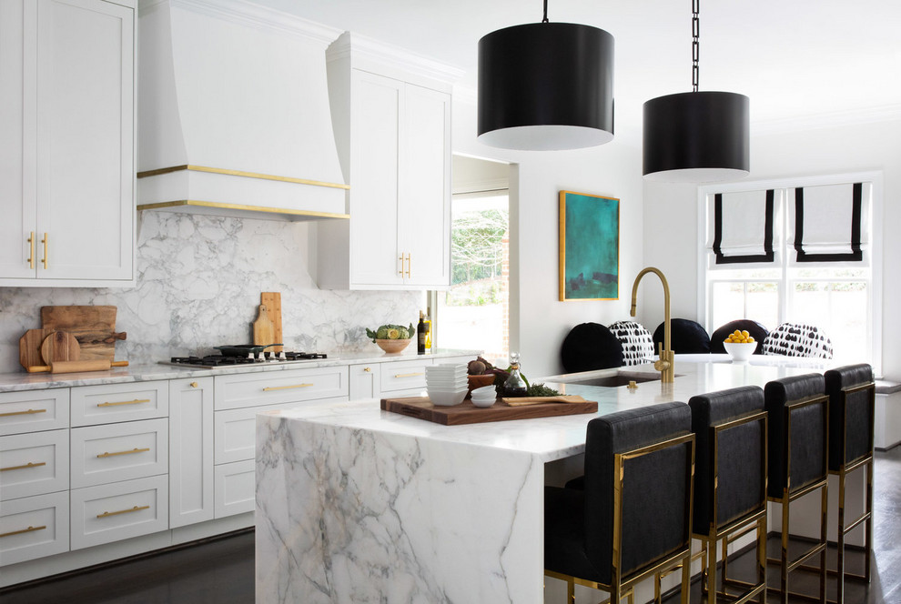 Immagine di un cucina con isola centrale chic con lavello sottopiano, ante in stile shaker, paraspruzzi bianco, paraspruzzi in lastra di pietra, parquet scuro e top bianco