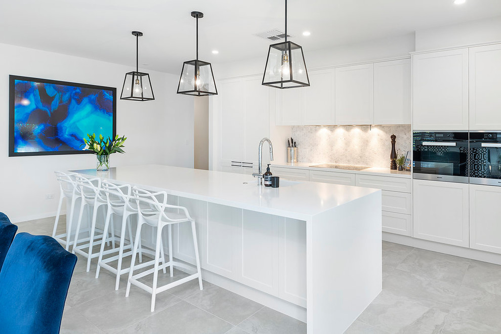 Immagine di una cucina minimal con ante in stile shaker, ante bianche, paraspruzzi grigio, elettrodomestici in acciaio inossidabile, pavimento grigio e top bianco