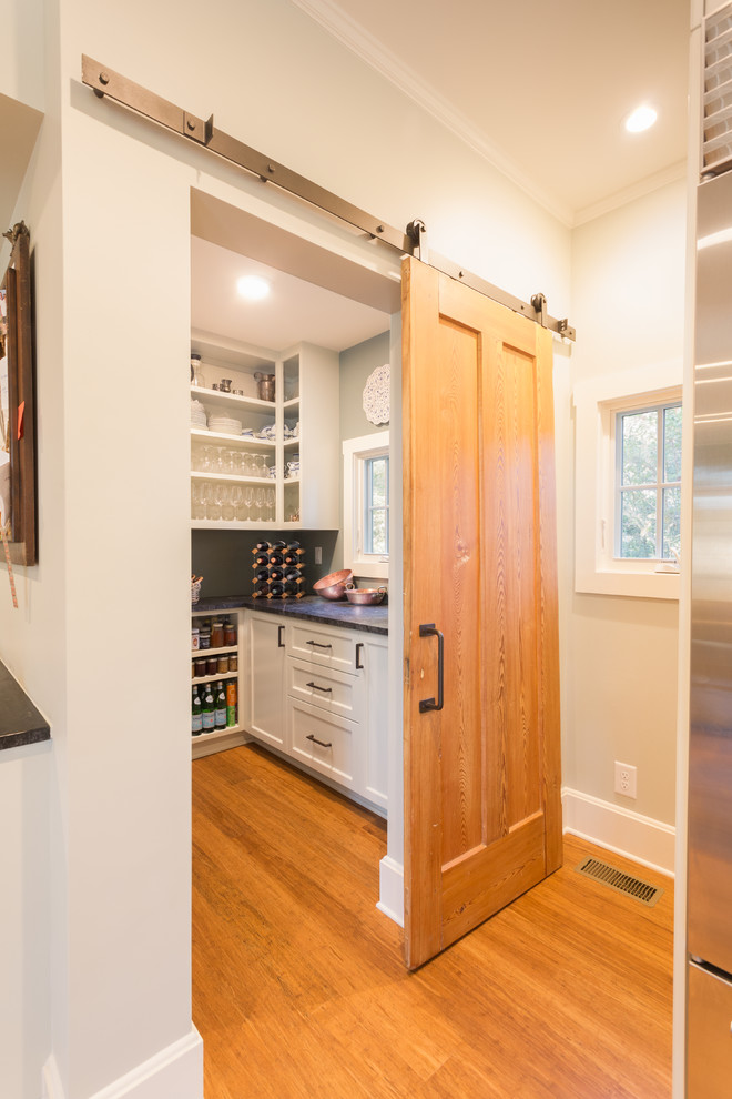 Mittelgroße Urige Küche mit Vorratsschrank, Schrankfronten mit vertiefter Füllung, weißen Schränken, braunem Holzboden und braunem Boden in Raleigh