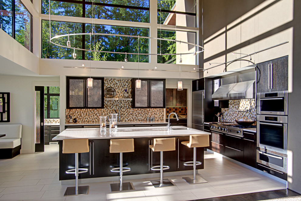 На фото: кухня в современном стиле с техникой из нержавеющей стали и барной стойкой
