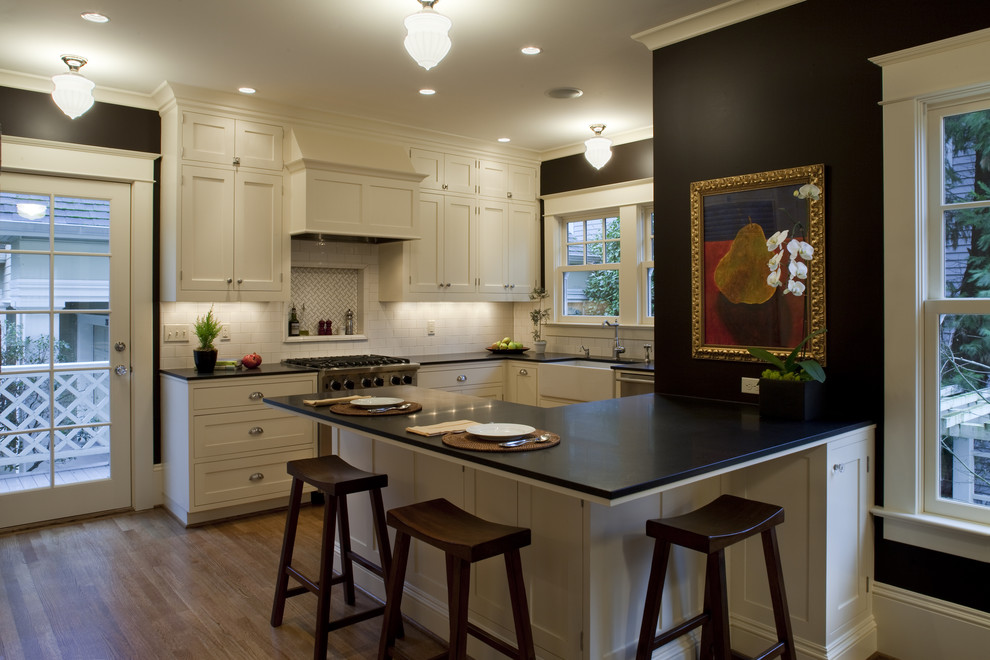 Klassische Küchenbar in U-Form mit Landhausspüle, Schrankfronten im Shaker-Stil, beigen Schränken und Rückwand aus Metrofliesen in Portland