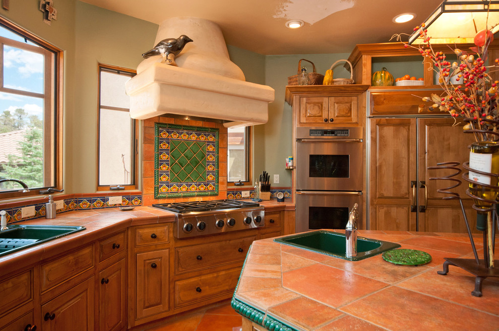 フェニックスにあるラグジュアリーな巨大なサンタフェスタイルのおしゃれなキッチン (コンクリートの床) の写真