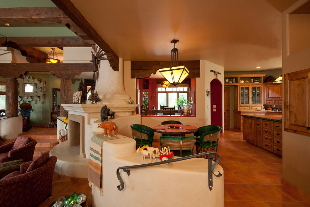 フェニックスにあるラグジュアリーな巨大なサンタフェスタイルのおしゃれなキッチンの写真