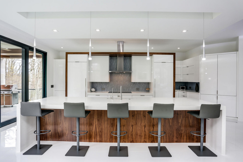 デトロイトにあるコンテンポラリースタイルのおしゃれなアイランドキッチン (シングルシンク、フラットパネル扉のキャビネット、白いキャビネット、グレーのキッチンパネル、白い床、白いキッチンカウンター) の写真