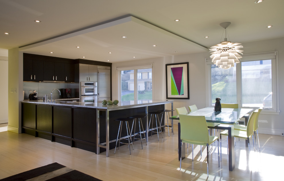 Eat-in kitchen - contemporary eat-in kitchen idea in DC Metro