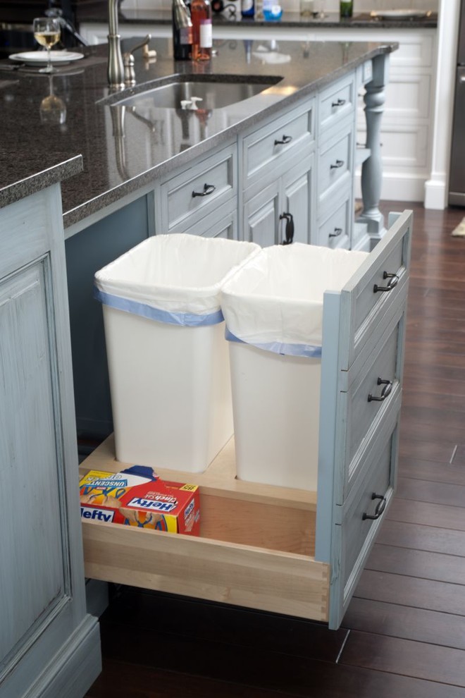 Example of a classic kitchen design in Cleveland with black countertops