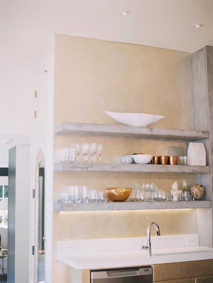 Exempel på ett stort modernt kök, med en rustik diskho, vita skåp, vitt stänkskydd, rostfria vitvaror, mellanmörkt trägolv, en köksö, öppna hyllor och bänkskiva i kvarts