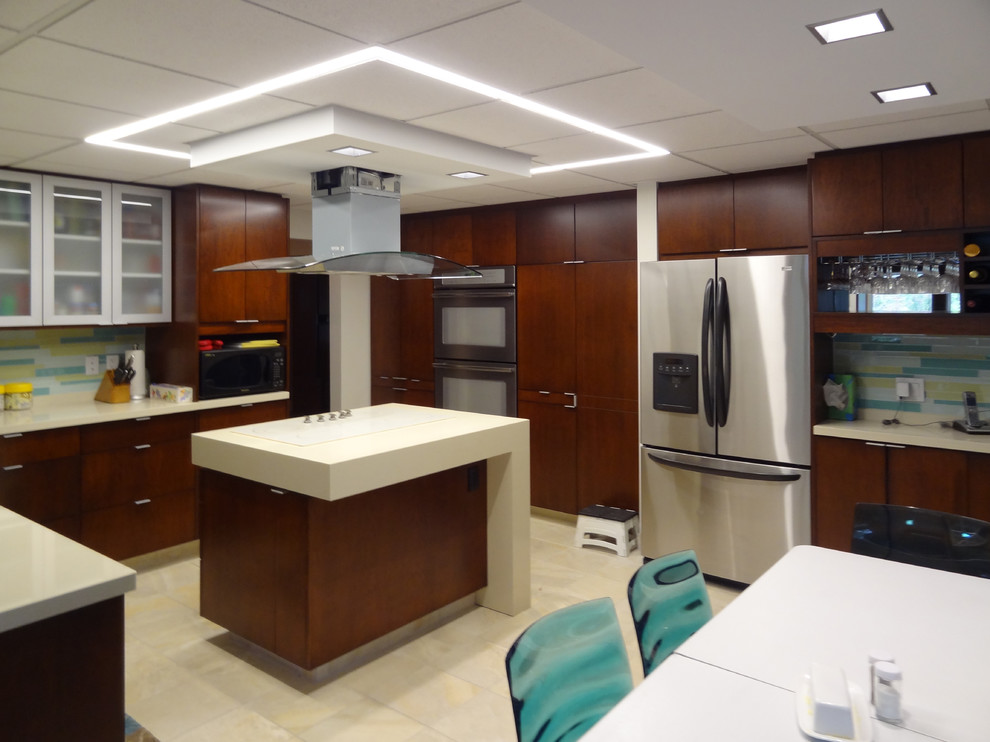 Moderne Küche mit Unterbauwaschbecken, hellbraunen Holzschränken, Quarzwerkstein-Arbeitsplatte, bunter Rückwand und Rückwand aus Glasfliesen in Toronto