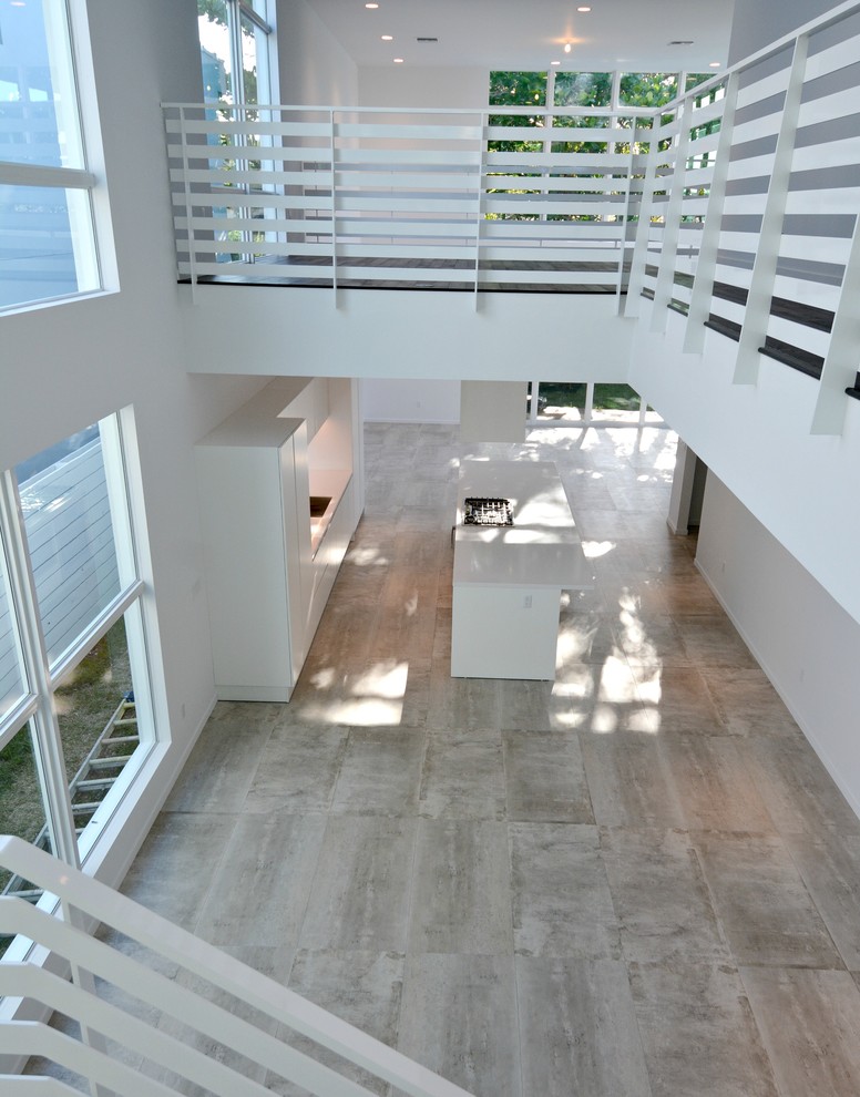 Moderne Küche mit flächenbündigen Schrankfronten, weißen Schränken, Quarzit-Arbeitsplatte, Kücheninsel, Unterbauwaschbecken und Zementfliesen für Boden in Miami