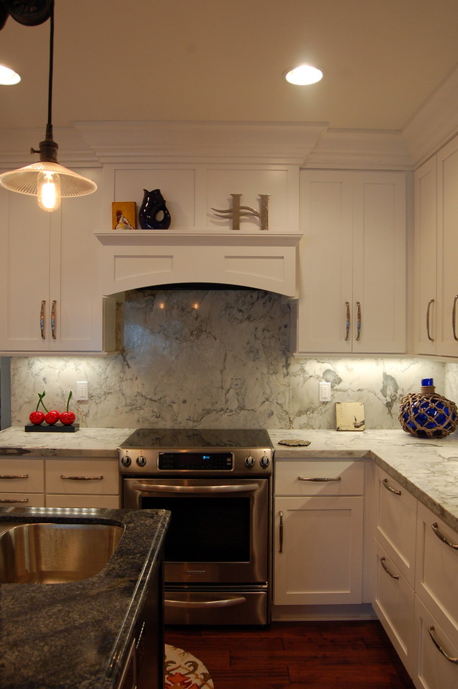 Foto på ett vintage kök och matrum, med en undermonterad diskho, skåp i shakerstil, vita skåp, granitbänkskiva, stänkskydd i sten och rostfria vitvaror