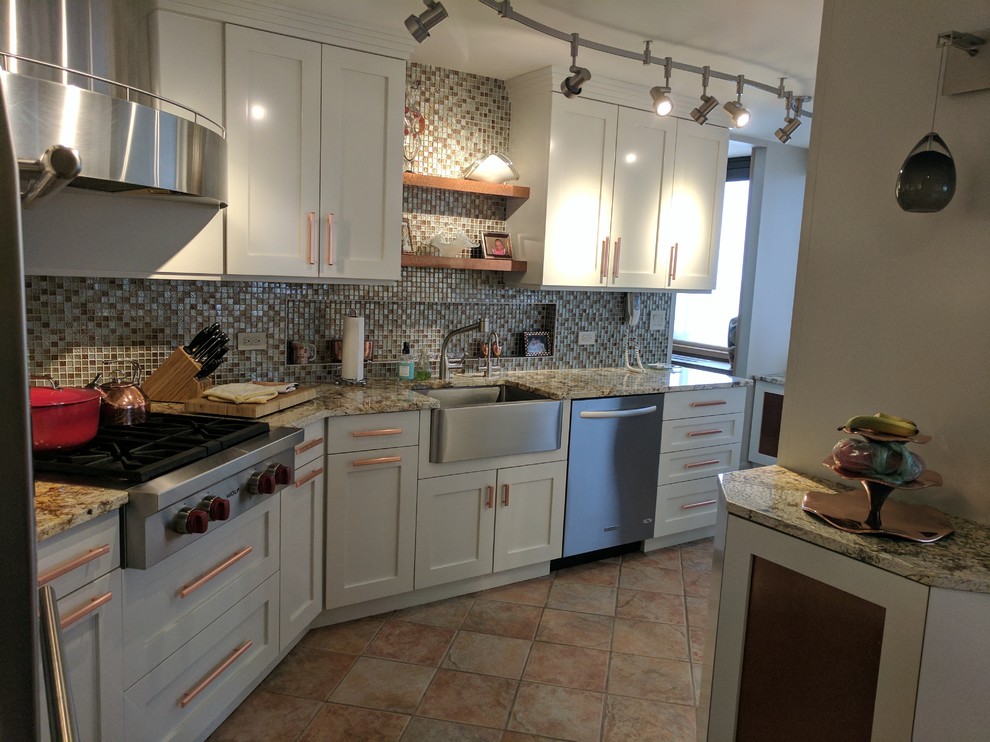Foto på ett mellanstort vintage linjärt kök, med beiget golv, en rustik diskho, skåp i shakerstil, vita skåp, granitbänkskiva, rostfria vitvaror och klinkergolv i porslin