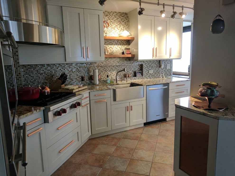 Idéer för att renovera ett mellanstort funkis linjärt kök och matrum, med en rustik diskho, vita skåp, granitbänkskiva, stänkskydd med metallisk yta, stänkskydd i metallkakel, rostfria vitvaror, beiget golv, skåp i shakerstil och klinkergolv i porslin