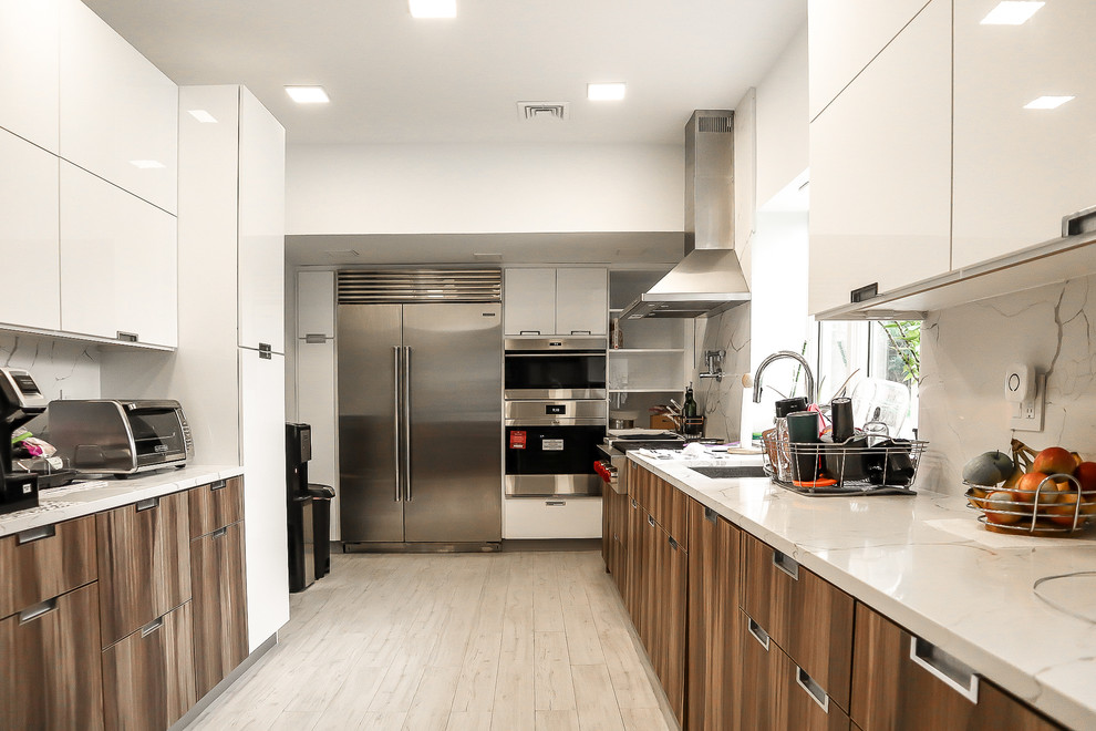 Imagen de cocina moderna grande con armarios con paneles lisos