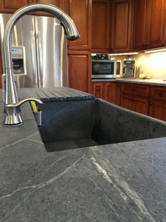 https://st.hzcdn.com/simgs/pictures/kitchens/fort-lee-new-jersey-m-teixeira-soapstone-img~816100e70474f68d_3-8703-1-3d077e3.jpg