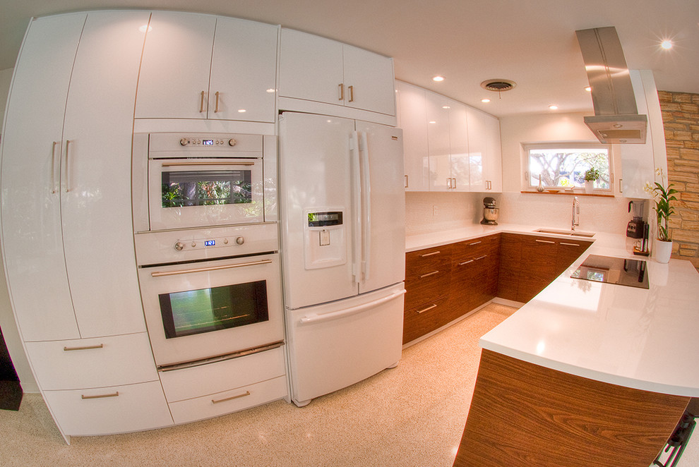 Mittelgroße Moderne Wohnküche in U-Form mit Unterbauwaschbecken, flächenbündigen Schrankfronten, Küchenrückwand in Weiß, bunten Elektrogeräten, Halbinsel und beigem Boden in Miami