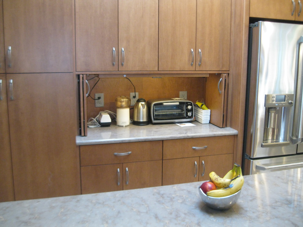 Exemple d'une grande cuisine tendance en U et bois brun fermée avec un plan de travail en quartz modifié, un électroménager en acier inoxydable et îlot.