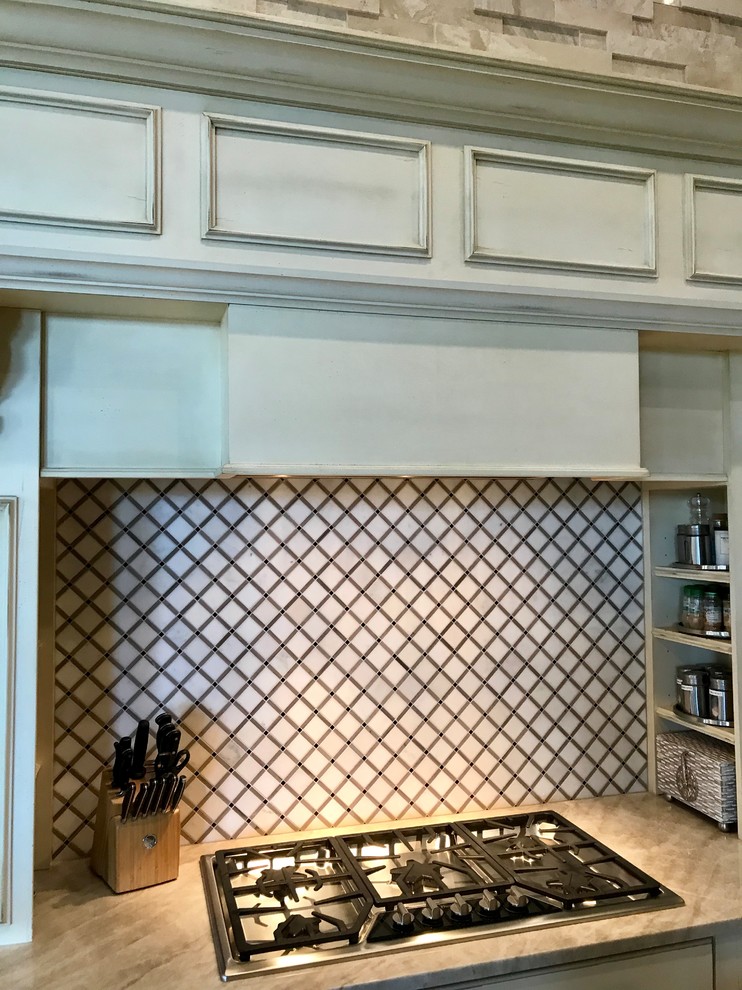 Ejemplo de cocina clásica con puertas de armario blancas, salpicadero blanco, salpicadero de azulejos de cerámica y encimeras blancas