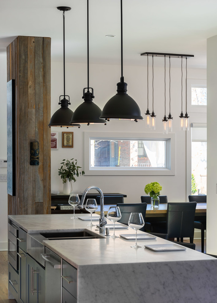 Immagine di una cucina minimal con lavello stile country, ante lisce, ante grigie e pavimento beige
