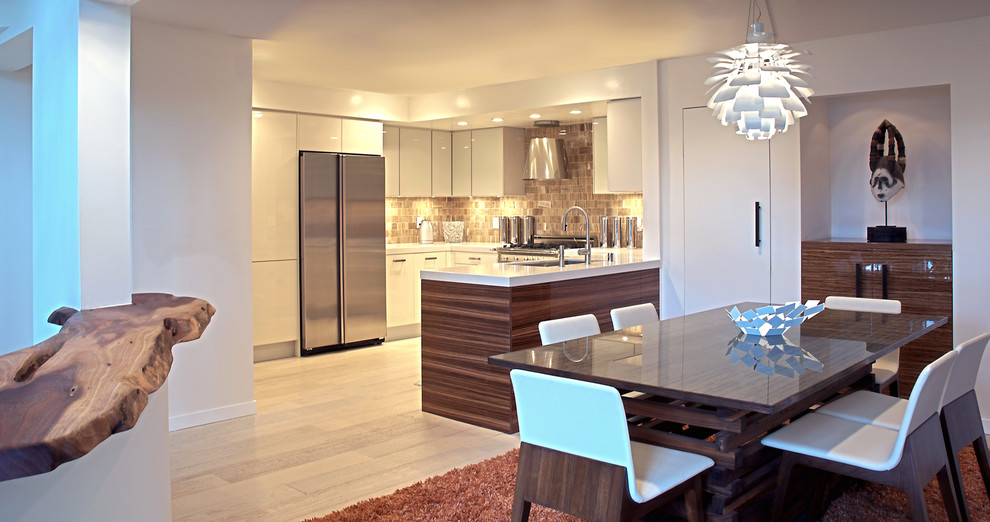 Moderne Wohnküche in U-Form mit flächenbündigen Schrankfronten, weißen Schränken, Küchenrückwand in Braun, Rückwand aus Steinfliesen und Küchengeräten aus Edelstahl in San Francisco