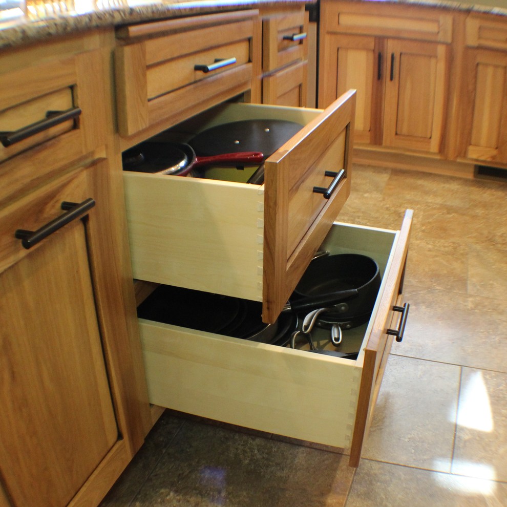 Foto de cocina tradicional renovada de tamaño medio con armarios estilo shaker, puertas de armario de madera clara y una isla