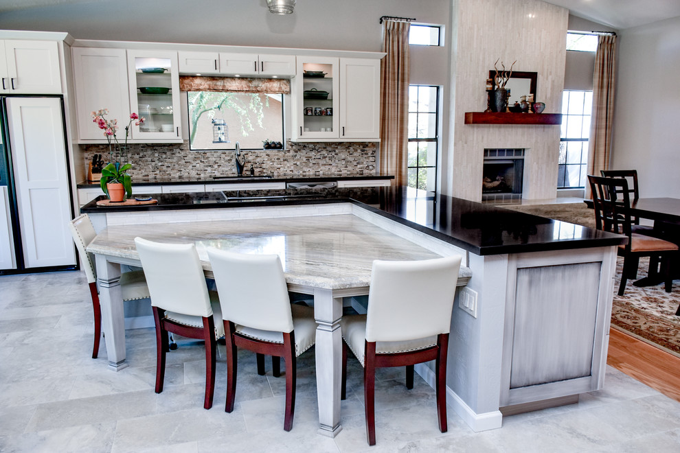 Exemple d'une grande cuisine américaine tendance en L avec des portes de placard grises, un plan de travail en quartz modifié, une crédence multicolore, un électroménager blanc, îlot et un sol multicolore.