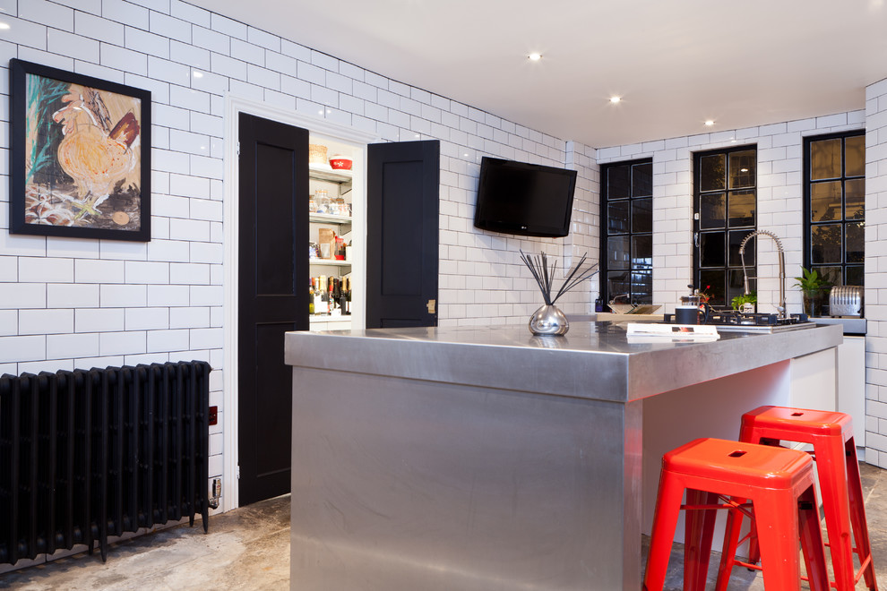 Moderne Küche mit Edelstahl-Arbeitsplatte, Küchenrückwand in Weiß, Rückwand aus Metrofliesen, Schrankfronten mit vertiefter Füllung und schwarzen Schränken in Birmingham