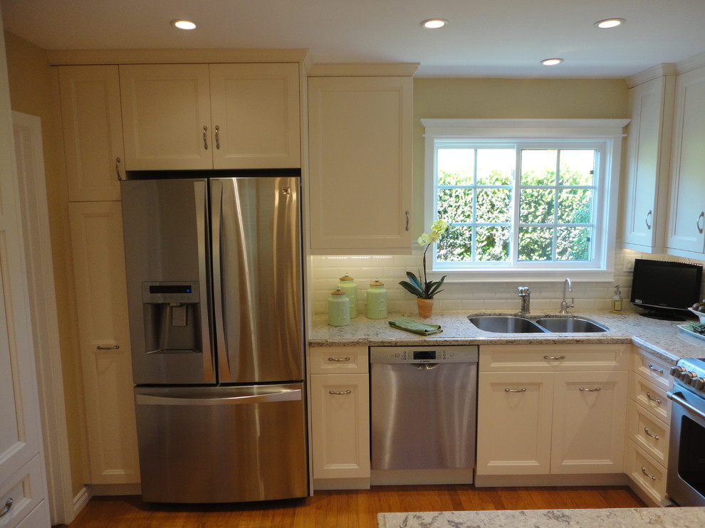 Kitchen - traditional kitchen idea in Orange County