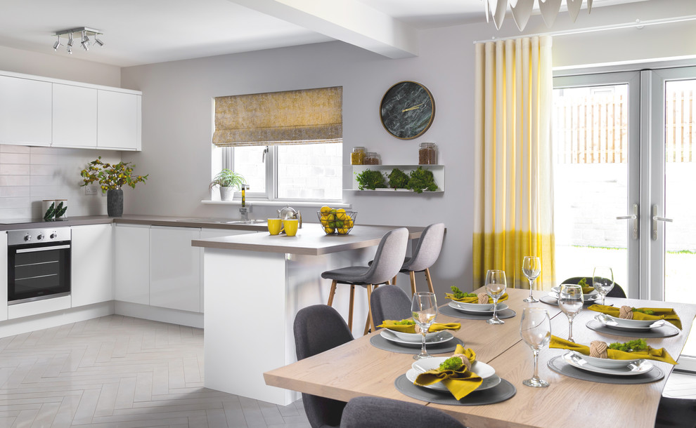 Esempio di una cucina abitabile minimal di medie dimensioni con pavimento in gres porcellanato, pavimento grigio, ante lisce, ante bianche e paraspruzzi bianco