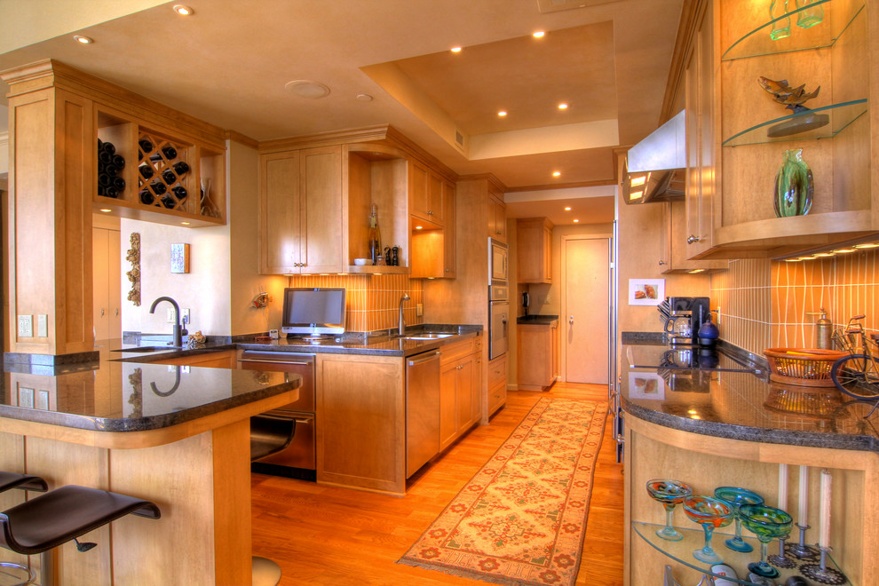Foto på ett stort eklektiskt kök, med en undermonterad diskho, luckor med infälld panel, skåp i ljust trä, granitbänkskiva, brunt stänkskydd, stänkskydd i keramik och mellanmörkt trägolv