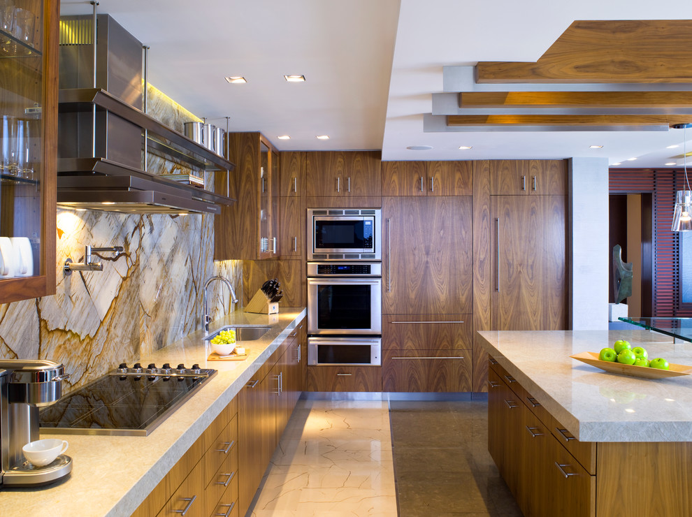 Exempel på ett stort modernt u-kök, med en nedsänkt diskho, luckor med glaspanel, bruna skåp, marmorbänkskiva, flerfärgad stänkskydd, stänkskydd i sten, rostfria vitvaror och kalkstensgolv