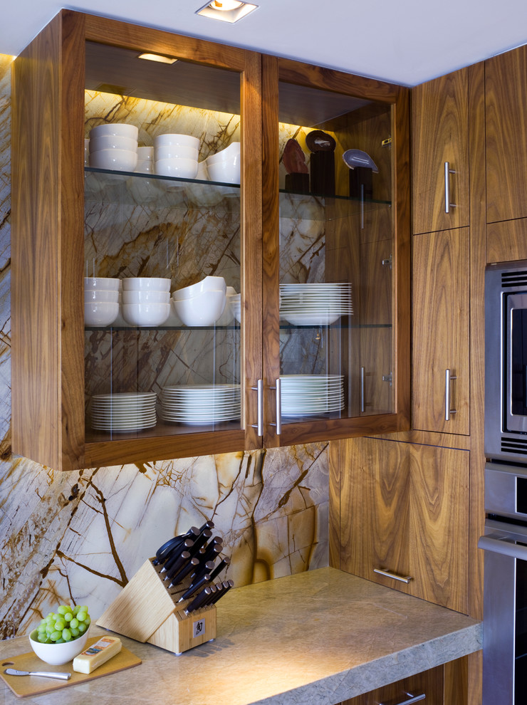 Große Moderne Küche in U-Form mit Glasfronten, braunen Schränken, Küchenrückwand in Braun, Rückwand aus Stein, Quarzit-Arbeitsplatte und Kalkstein in Miami