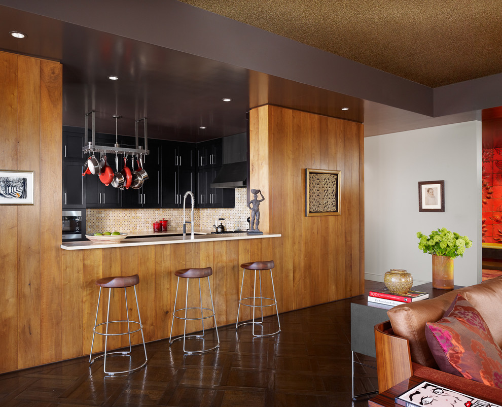 オースティンにあるコンテンポラリースタイルのおしゃれなキッチン (シェーカースタイル扉のキャビネット、黒いキャビネット、ベージュキッチンパネル、シルバーの調理設備) の写真