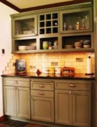 Inredning av ett lantligt mellanstort kök och matrum, med en rustik diskho, skåp i shakerstil, gröna skåp, laminatbänkskiva, rostfria vitvaror och en halv köksö