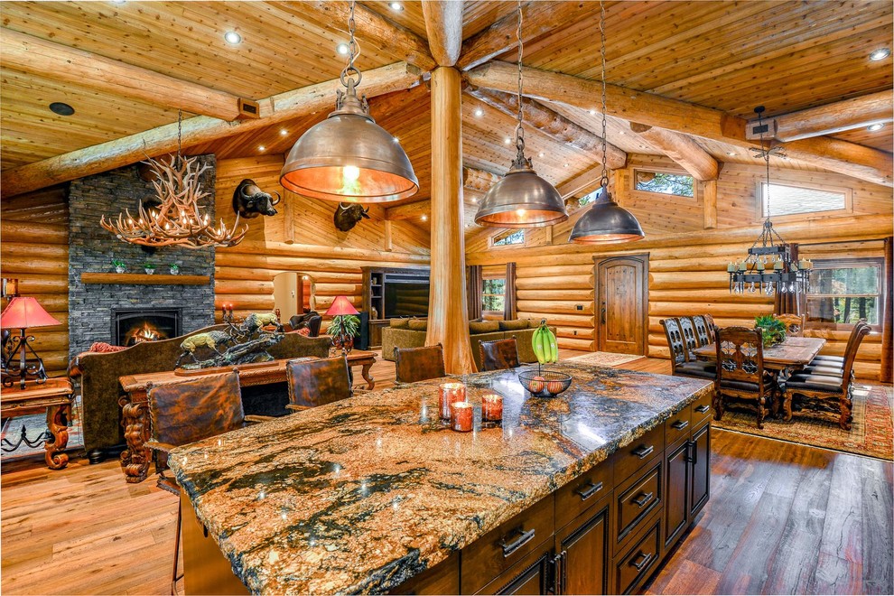 フェニックスにある広いラスティックスタイルのおしゃれなキッチン (濃色木目調キャビネット、無垢フローリング、茶色い床、茶色いキッチンカウンター) の写真