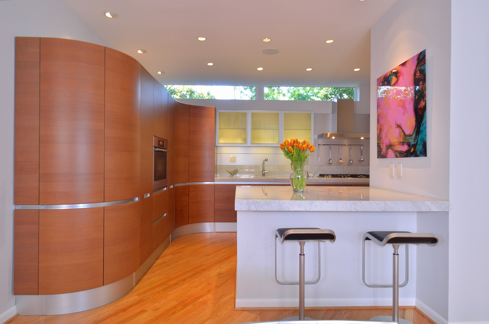 Foto di una cucina minimalista con top in marmo