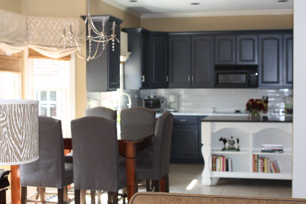 Esempio di una cucina classica di medie dimensioni con ante con bugna sagomata, ante blu, top in marmo, paraspruzzi bianco, paraspruzzi con piastrelle diamantate e elettrodomestici neri