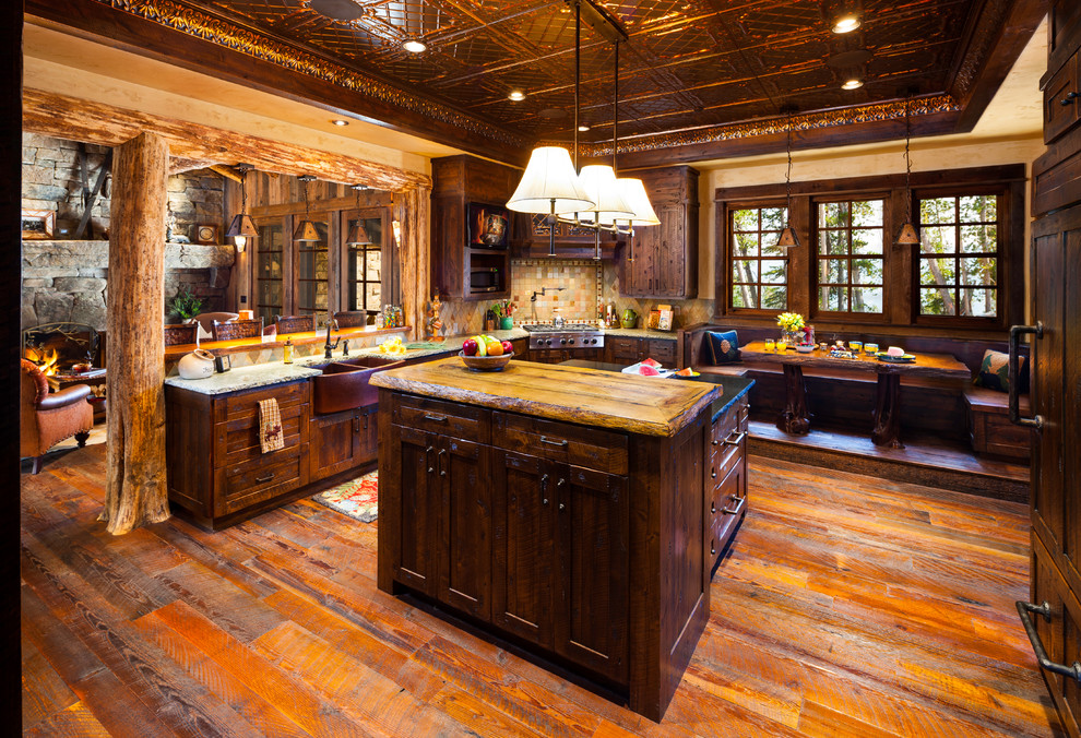 Foto på ett rustikt kök och matrum, med skåp i mörkt trä och beige stänkskydd