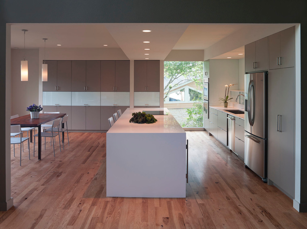 На фото: кухня среднего размера в стиле модернизм с плоскими фасадами