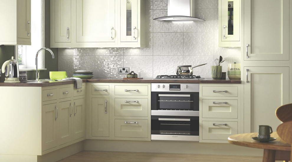 Foto de cocina actual con armarios con paneles lisos, puertas de armario blancas y encimera de madera