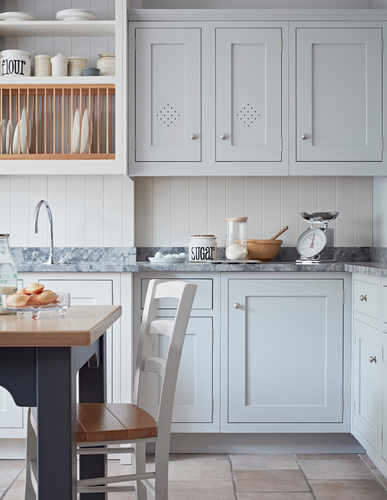 Foto de cocina escandinava con armarios estilo shaker, puertas de armario grises, una isla y suelo beige