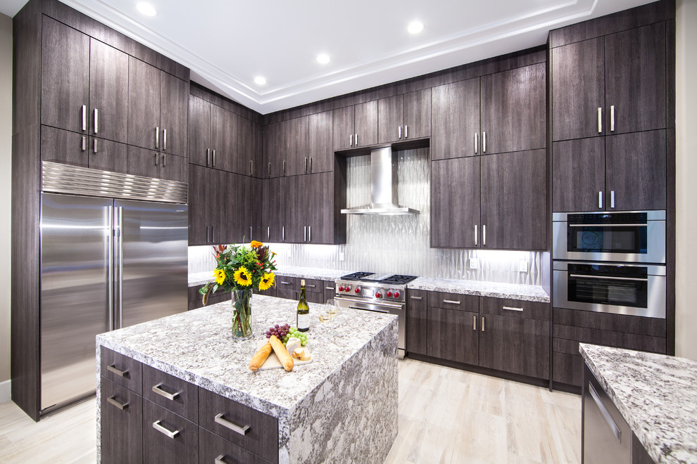 Esempio di una cucina design con ante lisce, ante grigie, elettrodomestici in acciaio inossidabile e pavimento beige