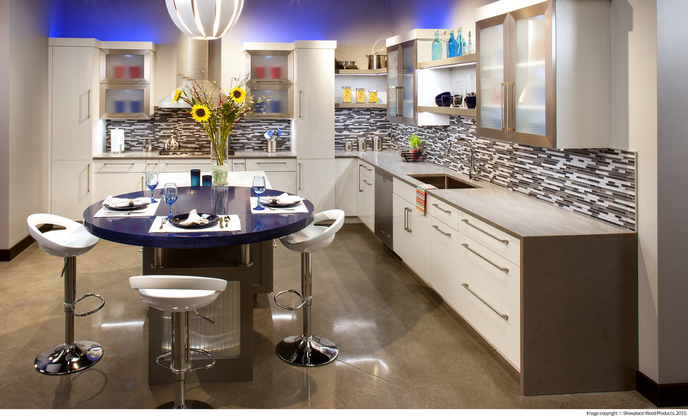 Exempel på ett modernt l-kök, med släta luckor, vita skåp, bänkskiva i kvarts, grått stänkskydd, stänkskydd i stickkakel, rostfria vitvaror, betonggolv, en köksö och grått golv