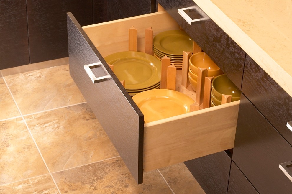 Foto di una cucina ad U con lavello sottopiano, ante in legno bruno e penisola