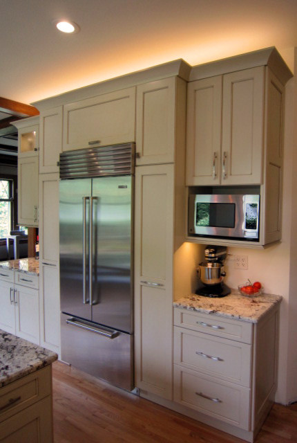 Idéer för att renovera ett mellanstort funkis kök, med en dubbel diskho, vita skåp, bänkskiva i kvarts, vitt stänkskydd, rostfria vitvaror, ljust trägolv och luckor med infälld panel