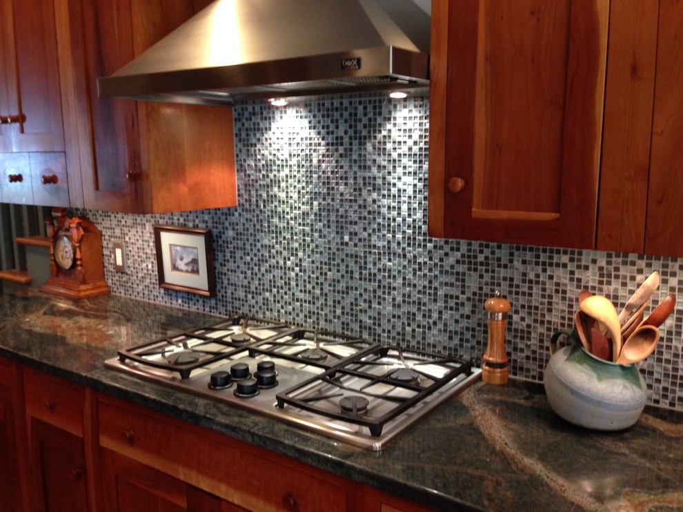 Inspiration pour une cuisine traditionnelle en bois brun avec une crédence bleue, un placard à porte shaker, un plan de travail en granite et une crédence en mosaïque.