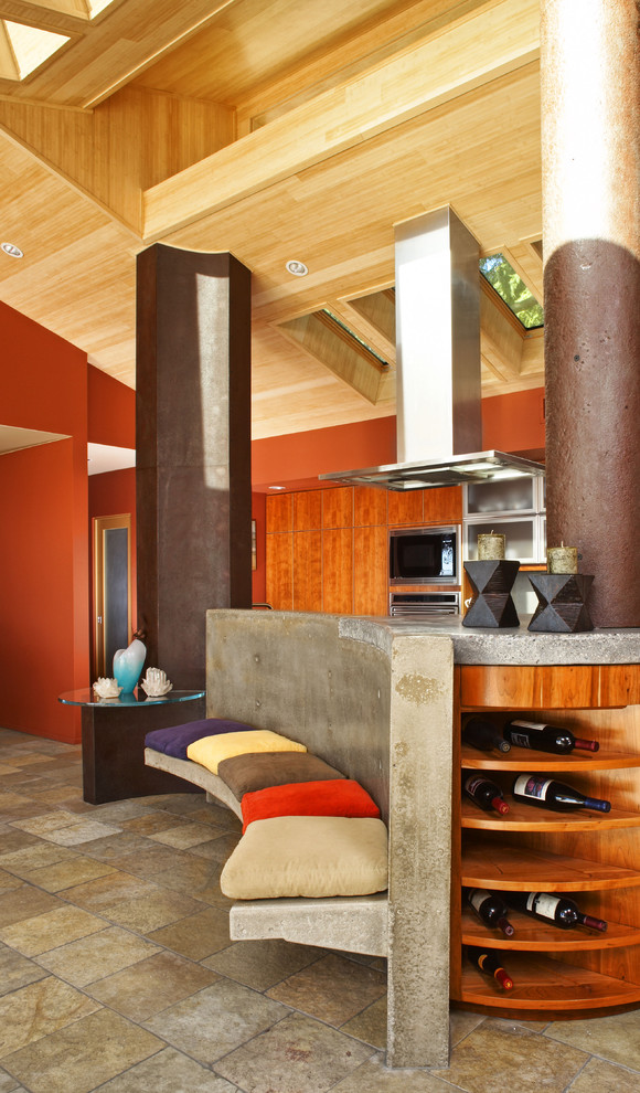 Moderne Küche mit flächenbündigen Schrankfronten, hellbraunen Holzschränken, Betonarbeitsplatte und Küchengeräten aus Edelstahl in Santa Barbara