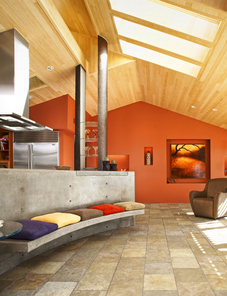 Источник вдохновения для домашнего уюта: кухня в стиле модернизм с техникой из нержавеющей стали и акцентной стеной